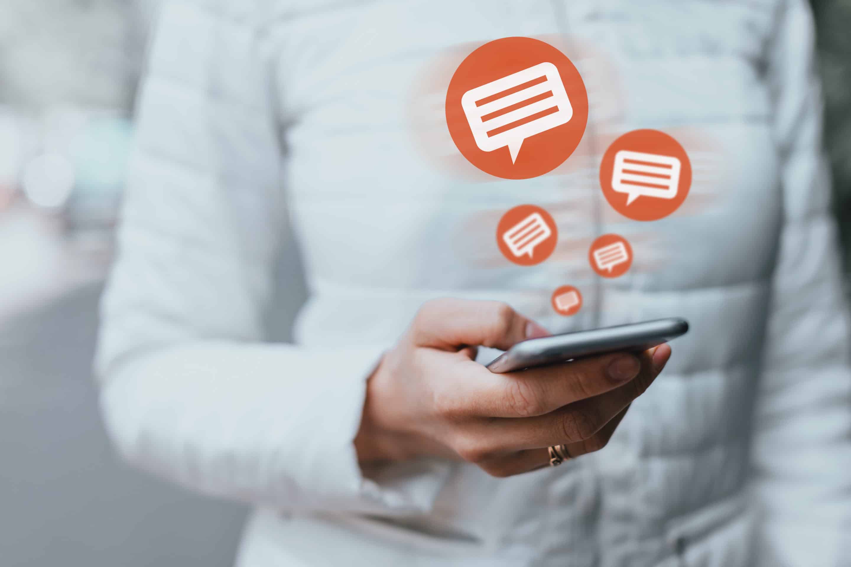 Comment rédiger et signer un SMS professionnel : conseils et exemples